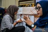 Warga disabilitas tuna rungu mengikuti pelatihan membatik saat peringatan Hari Disabilitas Internasional di Halaman Kantor Dinsos Kota Bandung, Jawa Barat, Selasa (10/12/2024). Pada peringatan Hari Disabilitas Internasional 2024 tersebut Pemerintah Kota Bandung menggelar pelatihan membatik, pemeriksaan kesehatan, pelatihan barista serta bursa kerja bagi disabilitas yang ditujukan untuk memberikan dukungan dan wujud penghormatan terhadap hak-hak serta kesejahteraan penyandang disabilitas. ANTARA FOTO/Raisan Al Farisi/agr