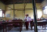 Pelajar kelas 2 berada di ruang yang disangga menggunakan bambu agar atap tidak ambruk di SDN Karangpakis 2, Kecamatan Kabuh, Kabupaten Jombang, Jawa Timur, Selasa (10/12/2024). Dua ruang kelas 1 dan 2 di SDN Karangpakis 2, Kabuh, Jombang mengalami kerusakan pada bagian atap sejak setahun terakhir dan disangga dengan bambu agar tidak ambruk sejak sebulan lalu sambil menunggu proses perbaikan dari pemerintah. ANTARA Jatim/Syaiful Arif/mas.