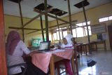 Pelajar kelas 2 berada di ruang yang disangga menggunakan bambu agar atap tidak ambruk di SDN Karangpakis 2, Kecamatan Kabuh, Kabupaten Jombang, Jawa Timur, Selasa (10/12/2024). Dua ruang kelas 1 dan 2 di SDN Karangpakis 2, Kabuh, Jombang mengalami kerusakan pada bagian atap sejak setahun terakhir dan disangga dengan bambu agar tidak ambruk sejak sebulan lalu sambil menunggu proses perbaikan dari pemerintah. ANTARA Jatim/Syaiful Arif/mas.