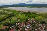 Foto udara suasana Bendungan Semantok di Rejoso, Nganjuk, Jawa Timur, Selasa (10/12/2024). Kementerian PU melalui Balai Besar Wilayah Sungai (BBWS) Brantas akan membangun saluran irigasi Semantok Kiri pada tahun 2025 dengan anggaran mencapai Rp67 miliar guna meningkatkan produktivitas pertanian dan mendukung Jawa Timur sebagai lumbung pangan nasional. ANTARA Jatim/Muhammad Mada/mas.