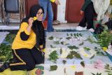 Persatuan istri karyawan PTBA berlatih membuat batik ecoprint di Sawahlunto