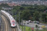 Kereta cepat Whoosh melintas di dekat jalan Tol Purbaleunyi di Kota Cimahi, Jawa Barat, Rabu (11/12/2024). PT Jasa Marga (Persero) Tbk bersama seluruh pengelola jalan tol dalam Asosiasi Tol Indonesia (ATI) memastikan tidak akan ada diskon tarif tol selama periode libur Natal 2024 dan Tahun Baru 2025 dikarenakan Badan Usaha Jalan Tol (BUJT) harus menanggung biaya besar untuk pengoperasian tol fungsional secara gratis. ANTARA FOTO/Abdan Syakura/agr