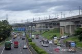 Kendaraan melintas di Tol Purbaleunyi, Kota Cimahi, Jawa Barat, Rabu (11/12/2024). PT Jasa Marga (Persero) Tbk bersama seluruh pengelola jalan tol dalam Asosiasi Tol Indonesia (ATI) memastikan tidak akan ada diskon tarif tol selama periode libur Natal 2024 dan Tahun Baru 2025 dikarenakan Badan Usaha Jalan Tol (BUJT) harus menanggung biaya besar untuk pengoperasian tol fungsional secara gratis. ANTARA FOTO/Abdan Syakura/agr