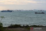 Sejumlah kapal berada di sekitar perairan Selat Sunda, Banten, Rabu (11/12/2024). PT ASDP Indonesia Ferry (Persero) cabang Bakauheni menyiapkan sebanyak 51 kapal untuk pengguna jasa layanan transportasi penyeberangan antar pulau Jawa-Sumatera saat libur Natal 2024 dan Tahun Baru 2025. ANTARA FOTO/Muhammad Bagus Khoirunas/gp