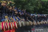 Sejumlah pelajar menampilkan kesenian Rampak Bedug sebagai pengiring tarian Walijamaliha saat Harvesting Bangga Buatan Indonesia (BBI) dan Bangga Berwisata di Indonesia (BBWI) Tingkat Provinsi di lapangan kantor Gubernur Banten, Kota Serang, Banten, Rabu (11/12/2024). Sebanyak 1.987 penari pelajar tingkat SMK atau sederajat mengikuti pemecahan rekor Museum Rekor Dunia Indonesia (MURI) dengan menarikan tari Walijamaliha yang merupakan tarian tradisional asal Banten. ANTARA FOTO/Angga Budhiyanto/gp