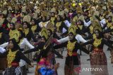 Sejumlah pelajar menampilkan tari Walijamaliha saat Harvesting Bangga Buatan Indonesia (BBI) dan Bangga Berwisata di Indonesia (BBWI) Tingkat Provinsi di lapangan kantor Gubernur Banten, Kota Serang, Banten, Rabu (11/12/2024). Sebanyak 1.987 penari pelajar tingkat SMK atau sederajat mengikuti pemecahan rekor Museum Rekor Dunia Indonesia (MURI) dengan menarikan tari Walijamaliha yang merupakan tarian tradisional asal Banten. ANTARA FOTO/Angga Budhiyanto/gp