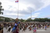 Sejumlah pelajar menampilkan tari Walijamaliha saat Harvesting Bangga Buatan Indonesia (BBI) dan Bangga Berwisata di Indonesia (BBWI) Tingkat Provinsi di lapangan kantor Gubernur Banten, Kota Serang, Banten, Rabu (11/12/2024). Sebanyak 1.987 penari pelajar tingkat SMK atau sederajat mengikuti pemecahan rekor Museum Rekor Dunia Indonesia (MURI) dengan menarikan tari Walijamaliha yang merupakan tarian tradisional asal Banten. ANTARA FOTO/Angga Budhiyanto/gp