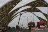 Pekerja melakukan perawatan pada jembatan Aria Wangsakara di Kota Serang, Banten, Rabu (11/12/2024). Pemerintah Provinsi Banten menetapkan kenaikan Upah Minimum Provinsi (UMP) 2025 di Banten sebesar Rp2.905.119,90 atau naik 6,5 persen dari tahun sebelumnya yang mengacu pada Peraturan Menteri Ketenagakerjaan (Permenaker) Nomor 16 Tahun 2024 tentang Penetapan Upah Minimum Tahun 2025. ANTARA FOTO/Angga Budhiyanto/gp