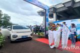 Wakil Menteri Desa dan Pembangunan Daerah Tertinggal (Wamendes PDT) Ahmad Riza Patria saat melepas touring mobil listrik atau electric vehicle (EV) di Kota Pangkalpinang, Provinsi Kepulauan Bangka Belitung (Babel), untuk mengurangi emisi gas buangan kendaraan di daerah ini. Touring mobil electric vehicle atau mobil ramah lingkungan yang diikuti 21 unit kendaraan, dimulai dari halaman depan Gedung VVIP Bandara Depati Amir, Jembatan Emas, dan objek wisata di Kota Pangkalpinang hingga finis di Kantor Gubernur Kepulauan Babel di Kota Pangkalpinang pada Selasa (11/2). (ANTARA/Elza Elvia)