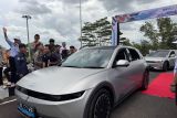 Sebanyak 21 unit kendaraan mengikuti kegiatan touring mobil electric vehicle atau mobil ramah lingkungan dimulai dari halaman depan Gedung VVIP Bandara Depati Amir, Jembatan Emas, dan objek wisata di Kota Pangkalpinang hingga finis di Kantor Gubernur Kepulauan Babel di Kota Pangkalpinang pada Selasa (11/12). (ANTARA/Rustam)