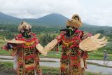 Dua seniman membawakan Tari Jatayu saat menampilkan atraksi budaya di Desa Wisata Jatiluwih, Tabanan, Bali, Senin (9/12/2024). Wakil Menteri Pariwisata Ni Luh Puspa mengatakan Desa Jatiluwih menjadi percontohan untuk mengembangkan desa wisata di daerah-daerah lainnya di Indonesia dengan konsep pariwisata dan budaya berjalan beriringan. ANTARA FOTO/Nyoman Hendra Wibowo/foc.ANTARA FOTO/NYOMAN HENDRA WIBOWO (ANTARA FOTO/NYOMAN HENDRA WIBOWO)