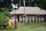 Sejumlah perempuan Bali membawa benda sakral dan bibit tanaman khusus untuk upacara keagamaan saat menyajikan pagelaran untuk wisatawan di Samsara Living Museum, Desa Jungutan, Karangasem, Bali, Jumat (6/12/2024). Objek wisata edukasi dengan mengangkat nilai-nilai budaya tersebut menampilkan beragam sarana upacara dalam siklus hidup orang Bali yakni dari dalam kandungan hingga meninggal dunia dan menyajikan kuliner tradisional di area hutan dan dapur kuno khas Bali sebagai daya tarik pariwisata. ANTARA FOTO/Nyoman Hendra Wibowo/wsj.