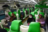 Sejumlah penumpang duduk di dalam Kereta Api (KA) Bandara Internasional Adi Soemarmo (BIAS) sebelum pemberangkatan di Stasiun KA Madiun, Jawa Timur, Selasa (10/12/2024). PT KAI (Persero) mulai Selasa (10/12) menambah tiga perjalanan KA BIAS setiap hari dari sebelumnya dua kali sehari pemberangkatan dan kedatangan guna meningkatkan layanan kepada masyarakat yang melakukan perjalanan dari Jawa Timur menuju Bandara Adi Soemarmo dan sebaliknya serta antarstasiun KA yang dilewati. Antara Jatim/Siswowidodo/mas.