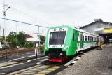 Kereta Api (KA) Bandara Internasional Adi Soemarmo (BIAS) melaju dari Stasiun KA Madiun, Jawa Timur, Selasa (10/12/2024). PT KAI (Persero) mulai Selasa (10/12) menambah tiga perjalanan KA BIAS setiap hari dari sebelumnya dua kali sehari pemberangkatan dan kedatangan guna meningkatkan layanan kepada masyarakat yang melakukan perjalanan dari Jawa Timur menuju Bandara Adi Soemarmo dan sebaliknya serta antarstasiun KA yang dilewati. Antara Jatim/Siswowidodo/mas.