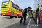 Petugas memeriksa ban saat melakukan inspeksi keselamatan bus atau ramp check di Terminal Pakupatan, Kota Serang, Banten, Jumat (13/12/2024). Pemeriksaan kelayakan bus AKAP (antar kota antar provinsi) tersebut meliputi pengecekan kelengkapan administrasi dan pemeriksaan teknis untuk mencegah resiko kecelakaan saat mengangkut para pemudik jelang liburan Natal 2024 dan Tahun Baru 2025. ANTARA FOTO/Putra M. Akbar/gp