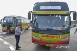  Petugas melakukan inspeksi keselamatan bus atau ramp check di Terminal Pakupatan, Kota Serang, Banten, Jumat (13/12/2024). Pemeriksaan kelayakan bus AKAP (antar kota antar provinsi) tersebut meliputi pengecekan kelengkapan administrasi dan pemeriksaan teknis untuk mencegah resiko kecelakaan saat mengangkut para pemudik jelang liburan Natal 2024 dan Tahun Baru 2025. ANTARA FOTO/Putra M. Akbar/gp