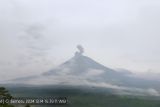 Gunung Semeru di Jawa Timur kembali erupsi dengan letusan setinggi 900 meter