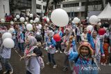 Warga mengikuti flash mob saat Festival Hari Antikorupsi Sedunia (Hakordia) 2024 di Cimahi, Jawa Barat, Sabtu (14/12/2024). Kegiatan tersebut dalam rangka menyampaikan pesan-pesan anti korupsi melalui berbagai kegiatan yang edukatif, kolaboratif, dan berkelanjutan serta mengajak mayarakat ikut serta dalam upaya pencegahan dan pemberantasan korupsi. ANTARA FOTO/Abdan Syakura/agr