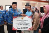 Pj Gubernur Sulsel membagikan bantuan kepada ratusan warga Luwu