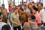 Menteri Kebudayaan Fadli Zon berbincang dengan budayawan sunda saat melakukan kunjungan kerja di rumah budaya di Ciumbuleuit, Bandung, Jawa Barat, Sabtu (14/12/2024). Dalam kunjungan kerjannya di Bandung, Fadli Zon melakukan dialog dengan Majelis Musyarawah Sunda terkait dengan kebijakan dan program Kementerian Kebudayaan RI dalam upaya pemajuan kebudayaan Sunda. ANTARA FOTO/Raisan Al Farisi/agr