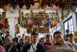 Budayawan mengikuti pertemuan dengan Menteri Kebudayaan Fadli Zon di rumah budaya di Ciumbuleuit, Bandung, Jawa Barat, Sabtu (14/12/2024). Dalam kunjungan kerjannya di Bandung, Fadli Zon melakukan dialog dengan Majelis Musyarawah Sunda terkait dengan kebijakan dan program Kementerian Kebudayaan RI dalam upaya pemajuan kebudayaan Sunda. ANTARA FOTO/Raisan Al Farisi/agr