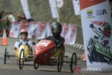 Peserta mengikuti Lomba Kereta Peti Sabun di ruas jalan Sabuga ITB, Bandung, Jawa Barat, Sabtu (14/12/2024). Lomba Kereta Peti Sabun tersebut diikuti 120 peserta dari warga dan mahasiswa sebagai bentuk ajang pengembangan kreativitas dan inovasi dalam menguji kecepatan sekaligus mengenalkan kembali kegiatan yang sudah populer sejak tahun 1950-an lalu. ANTARA FOTO/Novrian Arbi/agr