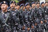 Sejumlah personel TNI AL mengikuti Navy Parade di Jalan Tunjungan, Surabaya, Jawa Timur, Minggu (15/12/2024). Koarmada II menggelar Navy ParadeÂ  dalam rangka merayakan Hari Armada Republik Indonesia Tahun 2024 yang bertema Dengan Semangat Jalesveva Jayamahe, Koarmada RI Siap Mempersatukan Kekuatan Laut Nusantara untuk Mewujudkan Nusantara Baru Indonesia Maju. Antara Jatim/Didik Suhartono/um