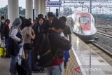 Penumpang menunggu kedatangan kereta cepat Whoosh di Stasiun Whoosh Padalarang, Kabupaten Bandung Barat, Jawa Barat, Minggu (15/12/2024). PT Kereta Cepat Indonesia China (KCIC) mencatat jelang masa liburan sekolah serta liburan Natal 2024 dan Tahun Baru 2025 jumlah penumpang kereta cepat Whoosh meningkat sekitar 15 persen atau 20-23 ribu penumpang per hari dibandingkan rata-rata hari biasa yang berkisar di angka 16-18 ribu penumpang per hari. ANTARA FOTO/Abdan Syakura/agr