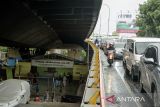 Sejumlah mobil parkir di area kolong Jembatan Layang Prof. Mochtar Kusumaatmadja (Pasupati), Bandung, Jawa Barat, Minggu (15/12/2024). Kementerian Perumahan dan Kawasan Permukiman bersama Pemerintah Provinsi Jawa Barat akan merelokasi sedikitnya 100 kepala keluarga yang tinggal di bawah jembatan layang tersebut ke rusunawa di Rancaekek dan Solokan Jeruk sekaligus menata kawasan kolong jembatan menjadi area fasilitas publik seperti taman, sarana olahraga, serta zona edukasi pembelajaran. ANTARA FOTO/Novrian Arbi/agr
