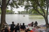  Wisatawan menikmati keindahan alam Danau Tasikardi di Kramatwatu, Kabupaten Serang, Banten, Minggu (15/12/2024). Pemerintah Provinsi Banten menargetkan sebanyak dua juta wisatawan mengunjungi lokasi-lokasi wisata yang ada di Banten sepanjang libur Natal dan Tahun Baru 2025. ANTARA FOTO/Putra M. Akbar/gp