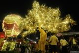 Pengunjung berada di salah satu tempat untuk berfoto di Christmas Wonderland di Pakuwon City Mall, Surabaya, Jawa Timur, Sabtu (14/12/2024). Chriistmas Wonderland yang berlangsung hingga 5 Januari tersebut  menyuguhkan hiburan seperti atraksi, wahana, kuliner, pohon Natal setinggi 20 meter serta tempat untuk berfoto yang dapat dijadikan salah satu rujukan wisata untuk mengisi libur Natal 2024 dan Tahun Baru 2025. ANTARA Jatim/Moch Asim.