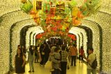 Pengunjung befoto di salah satu tempat di Christmas Wonderland di Pakuwon City Mall, Surabaya, Jawa Timur, Sabtu (14/12/2024). Christmas Wonderland yang berlangsung hingga 5 Januari tersebut  menyuguhkan hiburan seperti atraksi, wahana, kuliner, pohon Natal setinggi 20 meter serta tempat untuk berfoto yang dapat dijadikan salah satu rujukan wisata untuk mengisi libur Natal 2024 dan Tahun Baru 2025. ANTARA Jatim/Moch Asim.