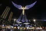 Pengunjung berada di area pujasera Christmas Wonderland di Pakuwon City Mall, Surabaya, Jawa Timur, Sabtu (14/12/2024). Christmas Wonderland yang berlangsung hingga 5 Januari tersebut  menyuguhkan hiburan seperti atraksi, wahana, kuliner, pohon Natal setinggi 20 meter serta tempat untuk berfoto yang dapat dijadikan salah satu rujukan wisata untuk mengisi libur Natal 2024 dan Tahun Baru 2025. ANTARA Jatim/Moch Asim.