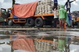 Aktivitas bongkar muat di Pelabuhan Paotere saat musim hujan