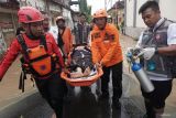 Petugas mengevakuasi lansia yang menderita sesak nafas dan terjebak banjir di Kelurahan Kelutan, Trenggalek, Jawa Timur, Senin (16/12/2024). Banjir bandang itu menyebabkan jalur utama Trenggalek-Tulungagung putus total dan ribuan rumah di dua kelurahan pusat Kota Trenggalek (Kelurahan Kelutan dan Tamanan) terendam hingga ketinggian air 1,5 meter imbas jebolnya tanggul Sungai Ngasinan pasca turun hujan deras selama beberapa jam sejak Minggu (15/12/2024) malam. Antara Jatim/Destyan Sujarwoko/um