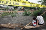 Warga melihat jembatan Junjung yang rusak berat (patah) akibat tersumbat enceng gondok (eichhornia crassipes) di Desa Junjung, Tulungagung, Jawa Timur, Senin (16/12/2024). Normalisasi dilakukan karena tumpukan enceng gondok menyebabkan fondasi jembatan Junjung tergerus dan amblas sehingga badan jembatan patah di bagian tengah. Antara Jatim/Destyan Sujarwoko/um