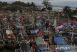 Sejumlah kapal nelayan bersandar saat tidak melaut di Sungai Cipunten Agung, Kabupaten Pandeglang, Banten, Senin (16/12/2024). Gelombang tinggi yang terjadi di perairan Banten sejak beberapa hari terakhir mengakibatkan sejumlah warung di kawasan pesisir rusak, menumpuknya sampah akibat terbawa gelombang, serta membuat nelayan setempat tidak dapat melaut untuk sementara waktu. ANTARA FOTO/Angga Budhiyanto/gp