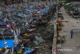 Sejumlah kapal nelayan bersandar saat tidak melaut di Sungai Cipunten Agung, Kabupaten Pandeglang, Banten, Senin (16/12/2024). Gelombang tinggi yang terjadi di perairan Banten sejak beberapa hari terakhir mengakibatkan sejumlah warung di kawasan pesisir rusak, menumpuknya sampah akibat terbawa gelombang, serta membuat nelayan setempat tidak dapat melaut untuk sementara waktu. ANTARA FOTO/Angga Budhiyanto/gp