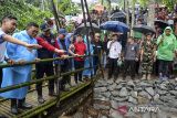 
Menteri Sosial Saifullah Yusuf (ketiga kiri) bersama Menteri Desa dan Pembangunan Daerah Tertinggal Yandri Susanto (keempat kiri), Gubernur Banten terpilih Andra Soni (kedua kiri) dan Bupati Serang terpilih Ratu Zakiyah (kelima kiri) meninjau kerja bakti saat acara Kick Off Hari Kesetiakawanan Sosial Nasional (HKSN) 2024 di Desa Talaga, Mancak, Kabupaten Serang, Banten, Senin (16/12/2024). Kegiatan kerja bakti membersihkan dan merevitalisasi sungai sepanjang satu kilometer yang diikuti oleh 250 orang tersebut sebagai bagian dari HKSN yang diperingati setiap 20 Desember. ANTARA FOTO/Putra M. Akbar/gp