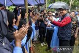 
Menteri Sosial Saifullah Yusuf (kanan) menyalami warga saat meninjau kerja baktacara pada Kick Off Hari Kesetiakawanan Sosial Nasional (HKSN) 2024i di Desa Talaga, Mancak, Kabupaten Serang, Banten, Senin (16/12/2024). Kegiatan kerja bakti membersihkan dan merevitalisasi sungai sepanjang satu kilometer yang diikuti oleh 250 orang tersebut sebagai bagian dari HKSN yang diperingati setiap 20 Desember. ANTARA FOTO/Putra M. Akbar/gp