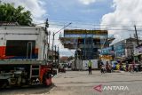 Kereta api melintas di samping proyek Jalan Layang Nurtanio di Andir, Bandung, Jawa Barat, Senin (16/12/2024). Ditjen Bina Marga Kementerian Pekerjaan Umum menargetkan proyek Jalan Layang Nurtanio yang ditujukan untuk mengurai kemacetan di Kawasan Andir tersebut akan selesai pada Mei 2025. ANTARA FOTO/Raisan Al Farisi/agr