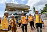 PJ Gubernur Jawa Barat Bey Machmudin (tengah) bersama perwakilan Ditjen Bina Marga Kementerian Pekerjaan Umum meninjau proyek Jalan Layang Nurtanio di Andir, Bandung, Jawa Barat, Senin (16/12/2024). Ditjen Bina Marga Kementerian Pekerjaan Umum menargetkan proyek Jalan Layang Nurtanio yang ditujukan untuk mengurai kemacetan di Kawasan Andir tersebut akan selesai pada Mei 2025. ANTARA FOTO/Raisan Al Farisi/agr