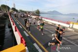 Peserta melintasi jembatan saat mengikuti Fun Run Peringatan  20 tahun Tsunami Aceh di Banda Aceh, Aceh, Minggu (15/12/2024). Pemerintah Aceh menggelar lari santai bertema 