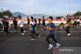 Peserta melintasi jembatan saat mengikuti Fun Run Peringatan  20 tahun Tsunami Aceh di Banda Aceh, Aceh, Minggu (15/12/2024). Pemerintah Aceh menggelar lari santai bertema 