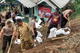 Peleton Siaga Bencana Polres  Purbalingga tangani longsor di Desa Sirau