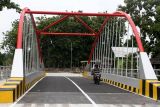 Pengendara motor melintas di jembatan Ngudal, Ngawi, Jawa Timur, Selasa (17/12/2024). Proyek jembatan senilai Rp9,2 miliar tersebut rampung dibangun dan mulai dioperasikan sebagai penghubung menuju jalur wisata ke hutan kota Ngudal serta sentra Usaha Mikro Kecil Menengah (UMKM) sektor kuliner sehingga diharapkan mampu memudahkan akses serta meningkatkan potensi perekonomian masyarakat setempat. ANTARA Jatim/Ari Bowo Sucipto/mas.