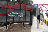 Pejalan kaki melintas di jembatan Ngudal, Ngawi, Jawa Timur, Selasa (17/12/2024). Proyek jembatan senilai Rp9,2 miliar tersebut rampung dibangun dan mulai dioperasikan sebagai penghubung menuju jalur wisata ke hutan kota Ngudal serta sentra Usaha Mikro Kecil Menengah (UMKM) sektor kuliner sehingga diharapkan mampu memudahkan akses serta meningkatkan potensi perekonomian masyarakat setempat. ANTARA Jatim/Ari Bowo Sucipto/mas.