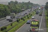 Sejumlah truk melintas di Jalan Tol Tangerang-Merak, Kota Serang, Banten, Selasa (17/12/2024). Kementerian Perhubungan memberlakukan pembatasan operasional angkutan barang di ruas jalan tol pada masa libur Natal dan Tahun Baru 2025, untuk mendukung kelancaran perjalanan masyarakat yang diprediksi mencapai lebih dari 110 juta orang. ANTARA FOTO/Putra M. Akbar/gp