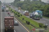 Sejumlah truk melintas di Jalan Tol Tangerang-Merak, Kota Serang, Banten, Selasa (17/12/2024). Kementerian Perhubungan memberlakukan pembatasan operasional angkutan barang di ruas jalan tol pada masa libur Natal dan Tahun Baru 2025, untuk mendukung kelancaran perjalanan masyarakat yang diprediksi mencapai lebih dari 110 juta orang. ANTARA FOTO/Putra M. Akbar/gp