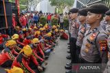 Polisi berjaga saat buruh melaksanakan aksi unjuk rasa di Kawasan Pusat Pemerintahan Provinsi Banten (KP3B), Kota Serang, Banten, Selasa (17/12/2024). Aksi yang diikuti oleh sejumlah aliansi buruh di wilayah Banten tersebut menuntut kenaikan Upah Minimum Kabupaten/Kota (UMK) tahun 2025 sebesar 11,56 persen. ANTARA FOTO/Putra M. Akbar/gp